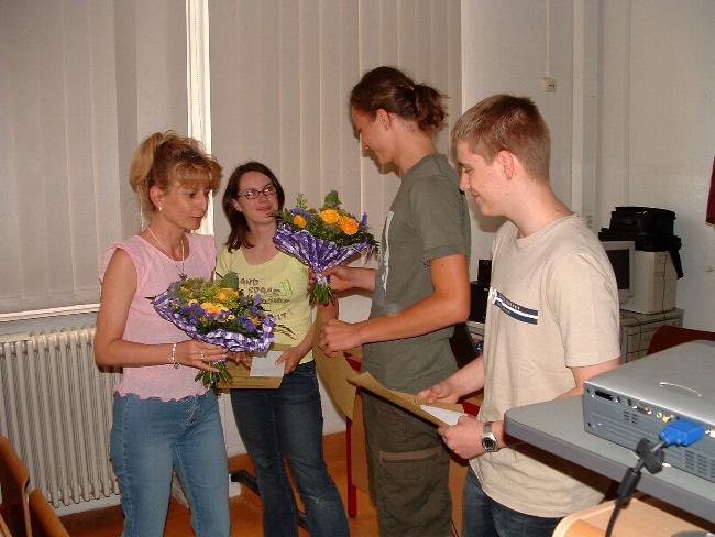 Frau Feick überreicht die Blumen