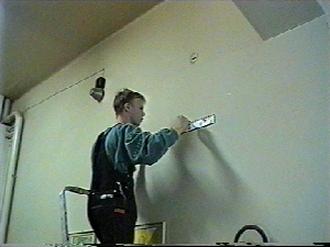 Rico bringt den Kabelkanal an